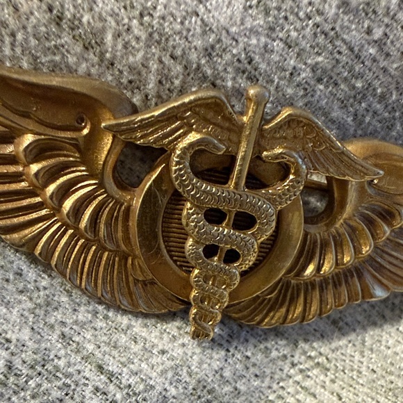 US Surgeon Flight Wing Pin - Picture 2 of 8